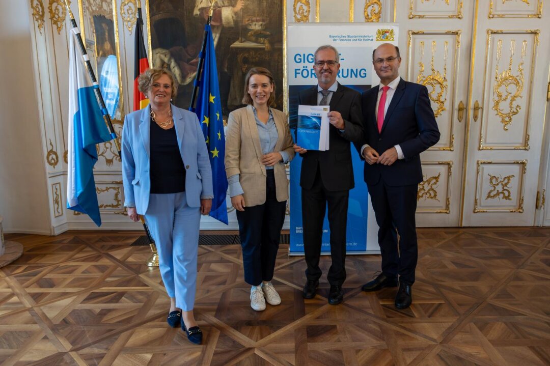 Regierungspräsidentin Barbara Schretter, MdL Jenny Schack, Erster Bürgermeister Roman Gepperth und Staatsminister Albert Füracker, MdL im Rokokosaal der Regierung von Schwaben Regierungspräsidentin Barbara Schretter, MdL Jenny Schack, Erster Bürgermeister Roman Gepperth und Staatsminister Albert Füracker, MdL im Rokokosaal der Regierung von Schwaben