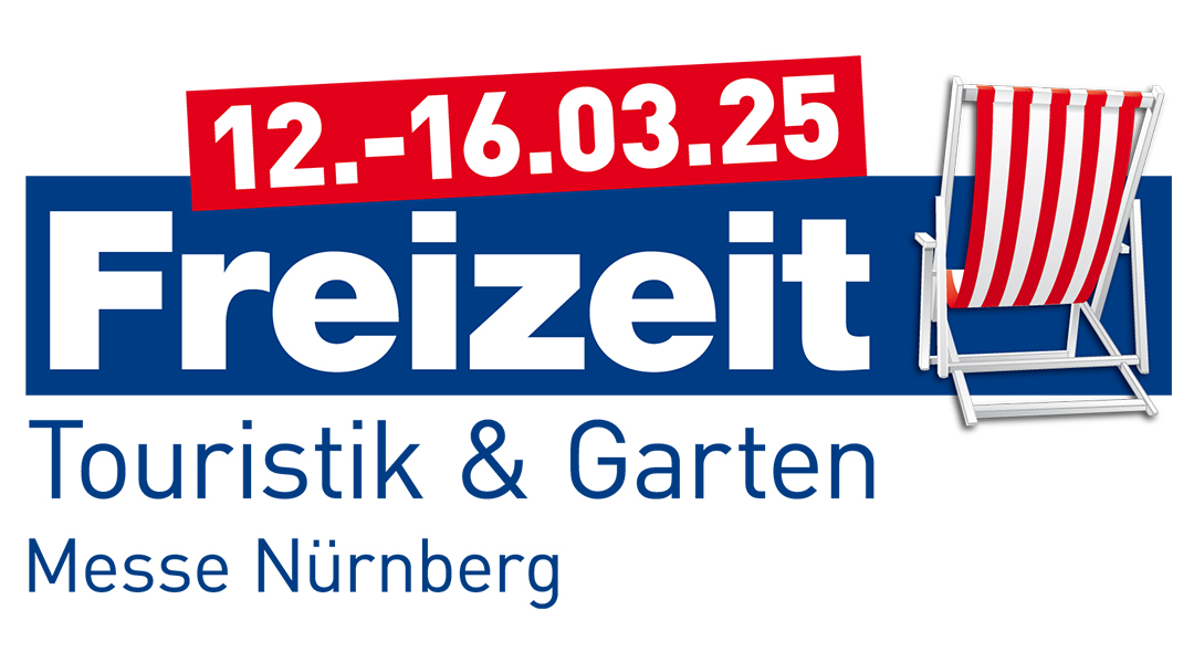 Freizeitmesse Nürnberg neben einem rot-weiß gestreiften Liegestuhl steht: 12.-16.03.2025, Freizeit Touristik & Garten, Messe Nürnberg